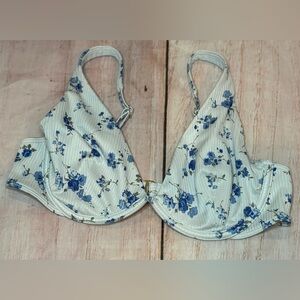 Woman’s Hollister Woman’s Size Medium 34C Swim Tip Bikini Blue Floral